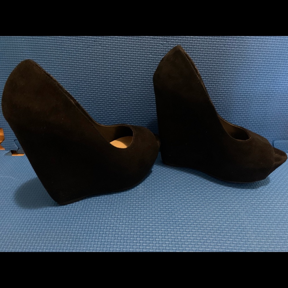 Shoes - Picture 3 of 6